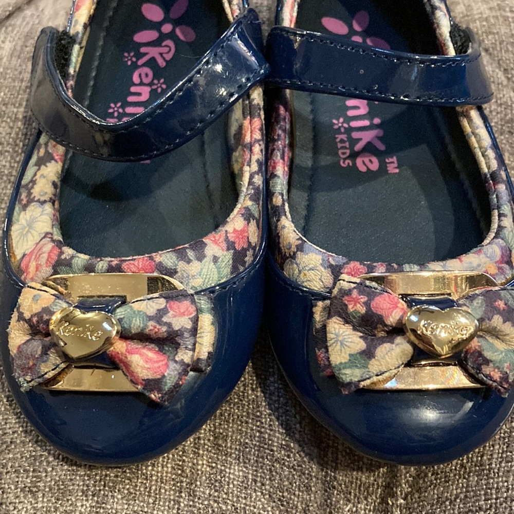 Kenike girls blue patten leather floral flats